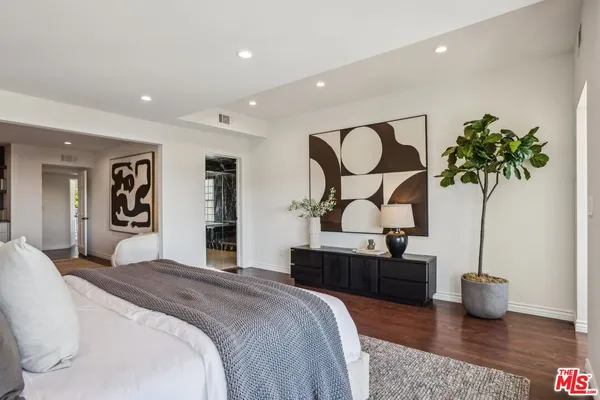 a view of a dinning table and chairs in patio