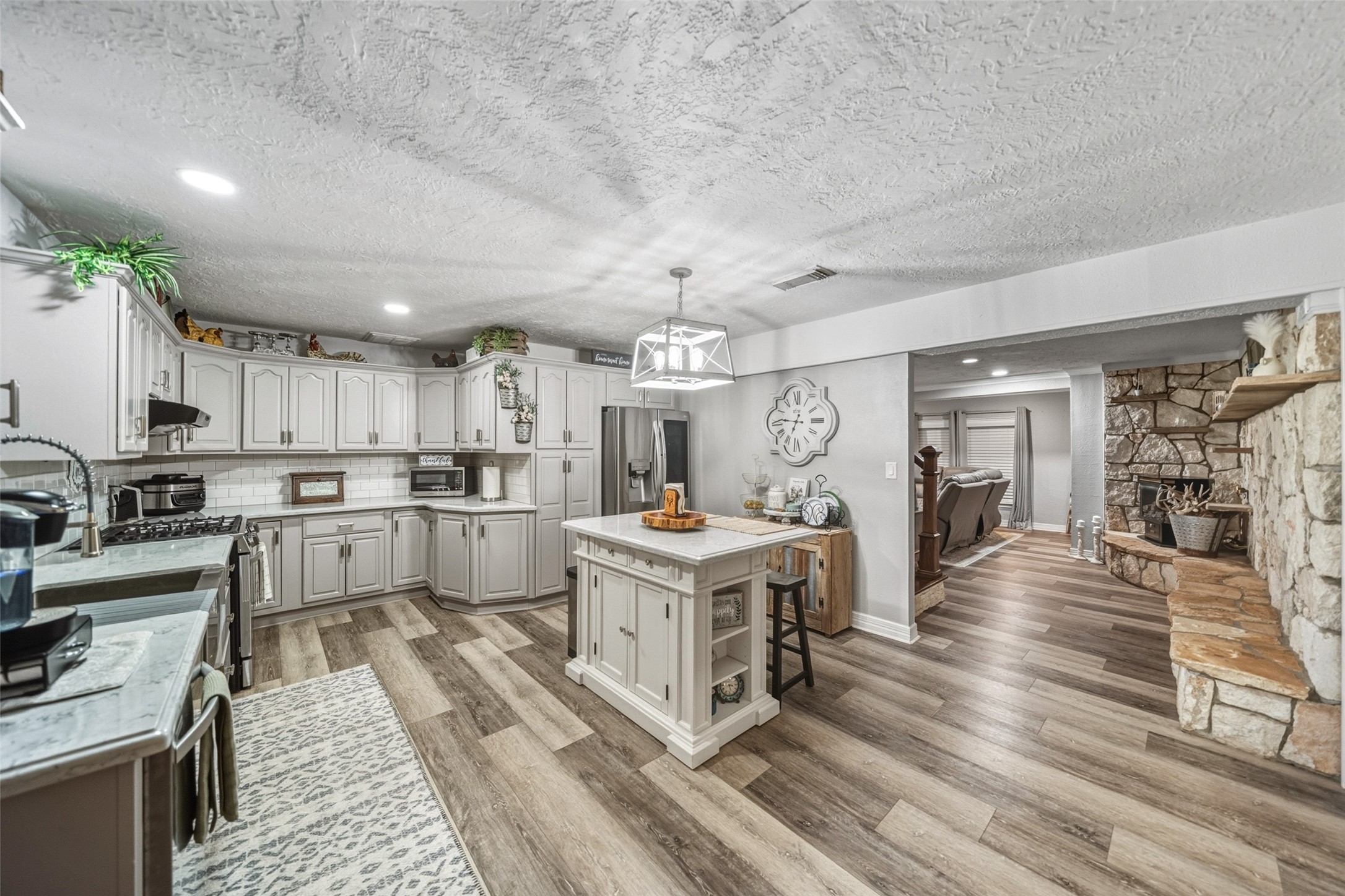 19989 Meadow Bend Road Hempstead, TX 77445 - Photo 12 of 35 Open sightlines from the kitchen into the living area enhance flow and make the space ideal for daily living or entertaining.