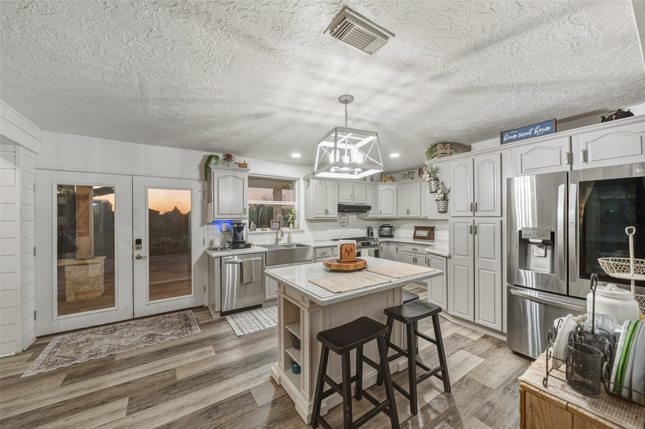 19989 Meadow Bend Road Hempstead, TX 77445 - Photo 13 of 35 Central island provides additional prep space and casual seating, paired with bright finishes and recessed lighting throughout.