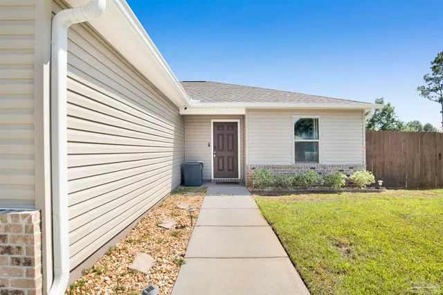 a view of backyard with a garden