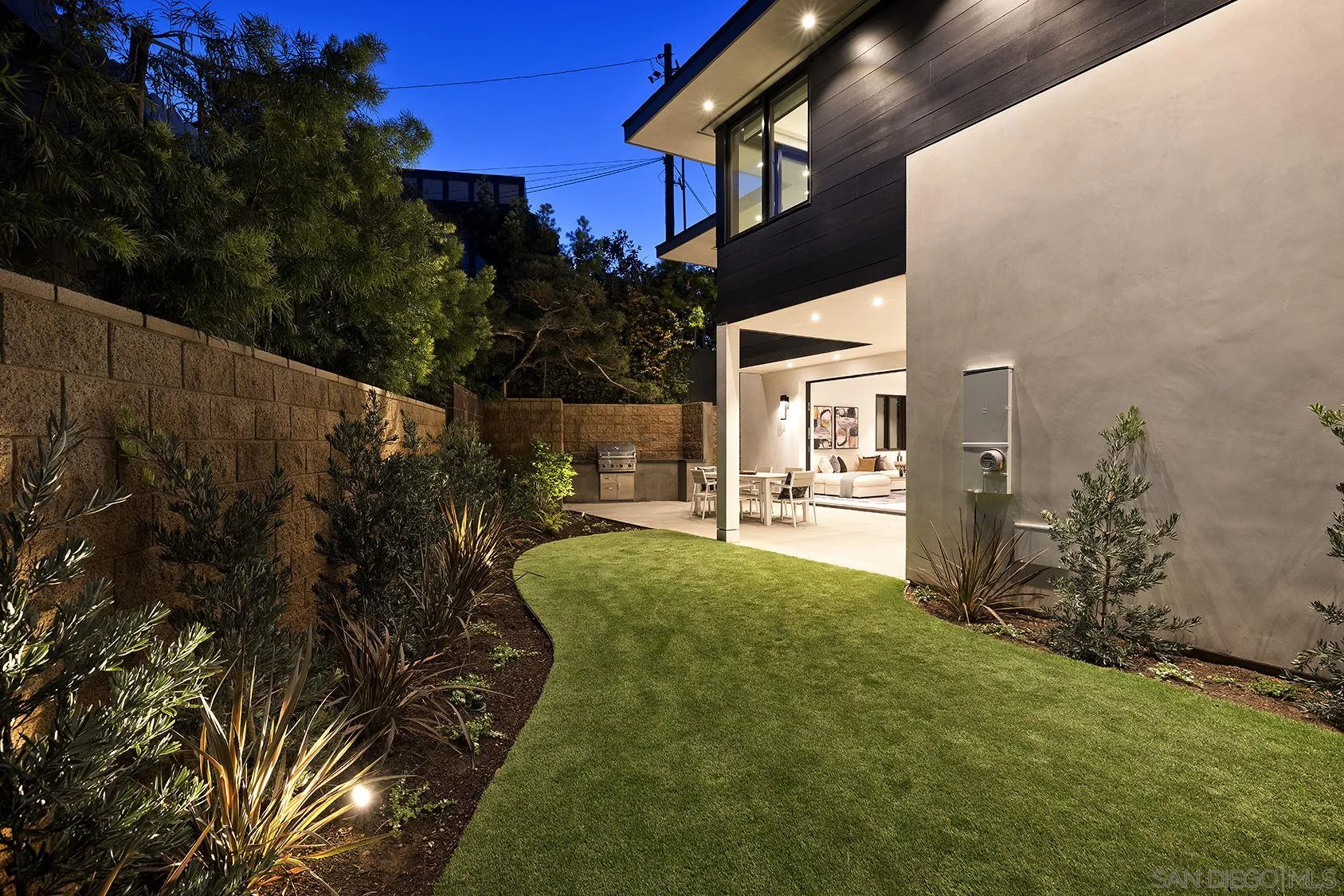 2045 Lowry Place La Jolla, CA 92037 - Photo 48 of 52 a view of a back yard of the house