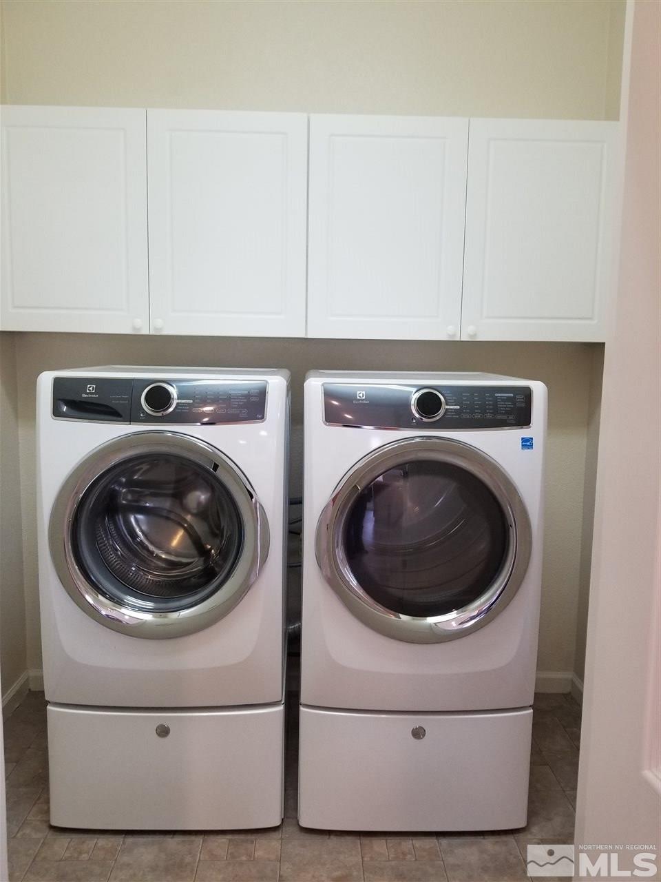 9625 Glen Ridge Drive Reno, NV 89521 - Photo 11 of 23 a utility room with dryer and washer