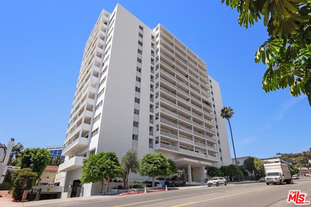 999 North Doheny Drive, Unit 806 West Hollywood, CA 90069 - Photo 2 of 11 a view of a tall building