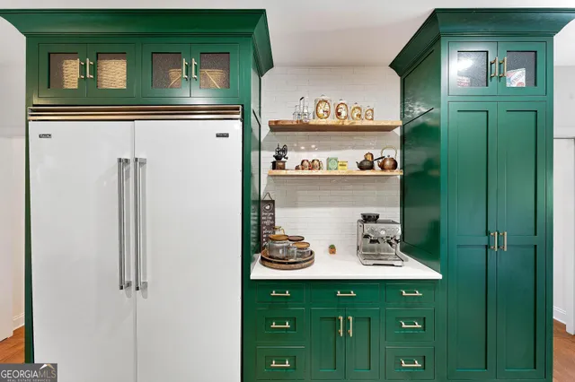 a view of a livingroom with furniture and a ceiling fan