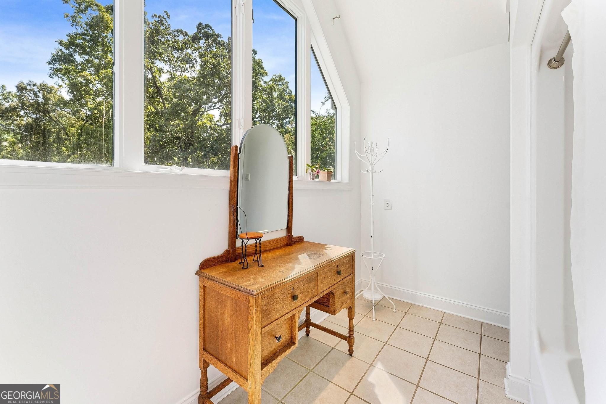 366 Curt Bailey Road Hartwell, GA 30643 - Photo 48 of 83 a room with table and chairs