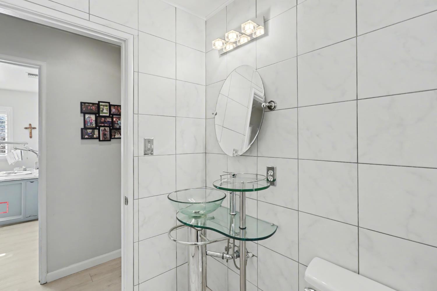 10500 Spaulding Way Rancho Cordova, CA 95670 - Photo 22 of 39 a bathroom with a shower and mirror