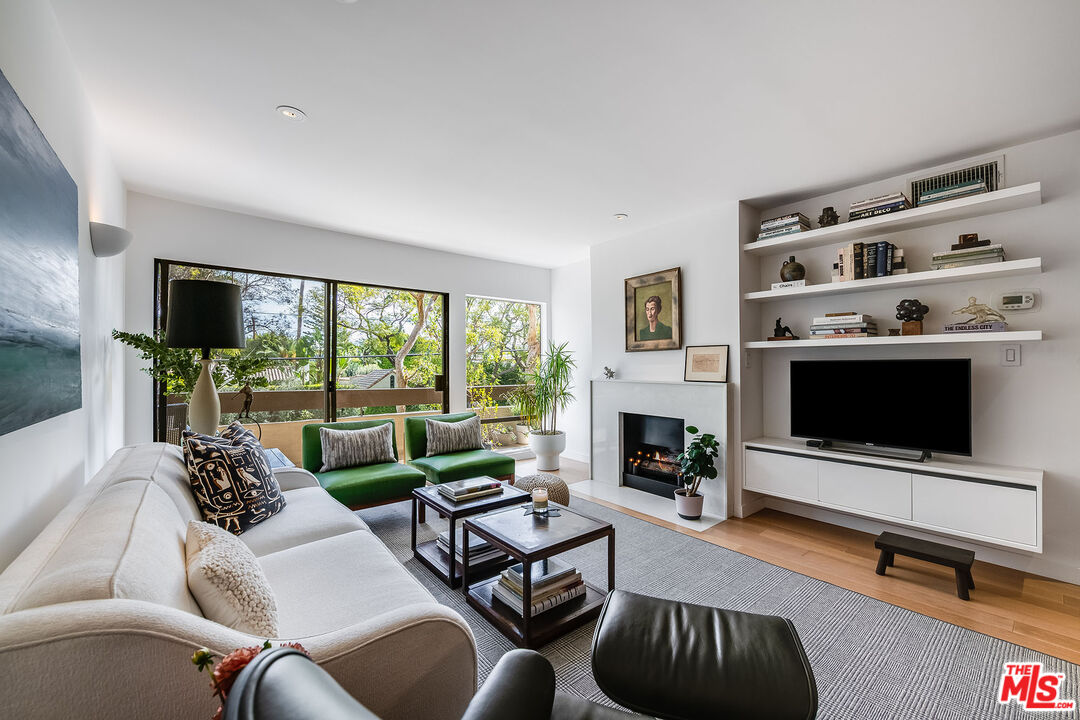 950 North Kings Road, Unit 242 West Hollywood, CA 90069 - Photo 4 of 31