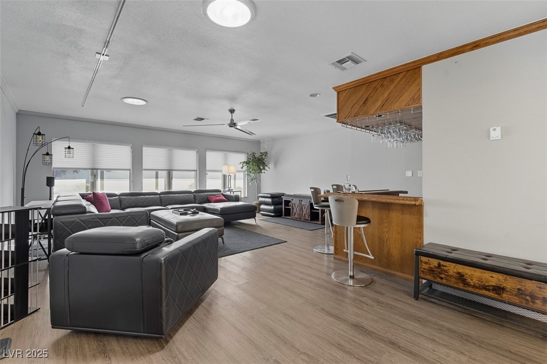 1870 East Viking Road Las Vegas, NV 89169 - Photo 16 of 44 Massive Living room with a bar