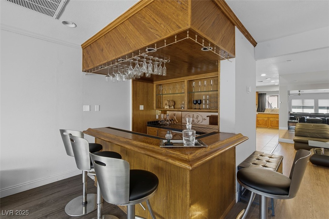 1870 East Viking Road Las Vegas, NV 89169 - Photo 19 of 44 Wet bar in the living room