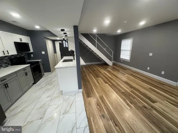a view of entryway and kitchen