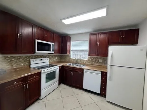 $2,350 | 507 South F Street, Lake Worth Beach, FL 33460