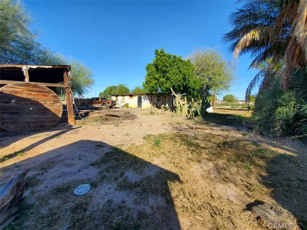 a view of a yard with a house