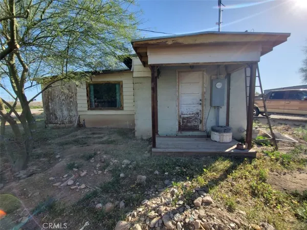a view of a house with backyard and garden