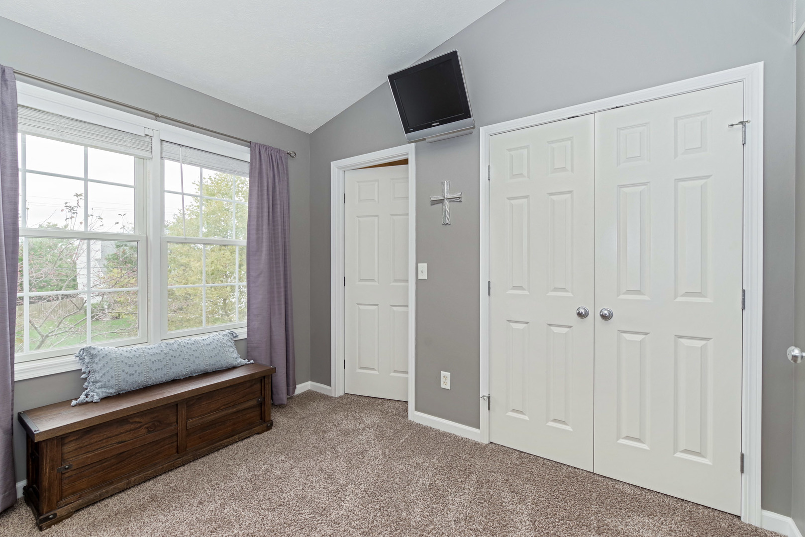 1611 Belclare Road Normal, IL 61761 - Photo 16 of 34 a livingroom with entryway