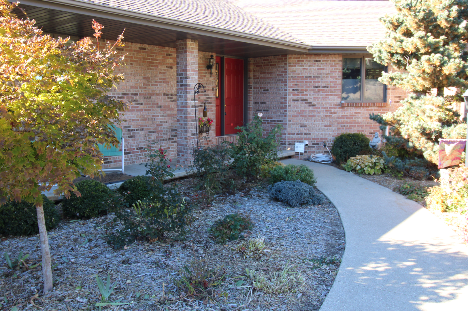 16360 Spring Valley Road Morrison, IL 61270 - Photo 4 of 60 a front view of a house with garden
