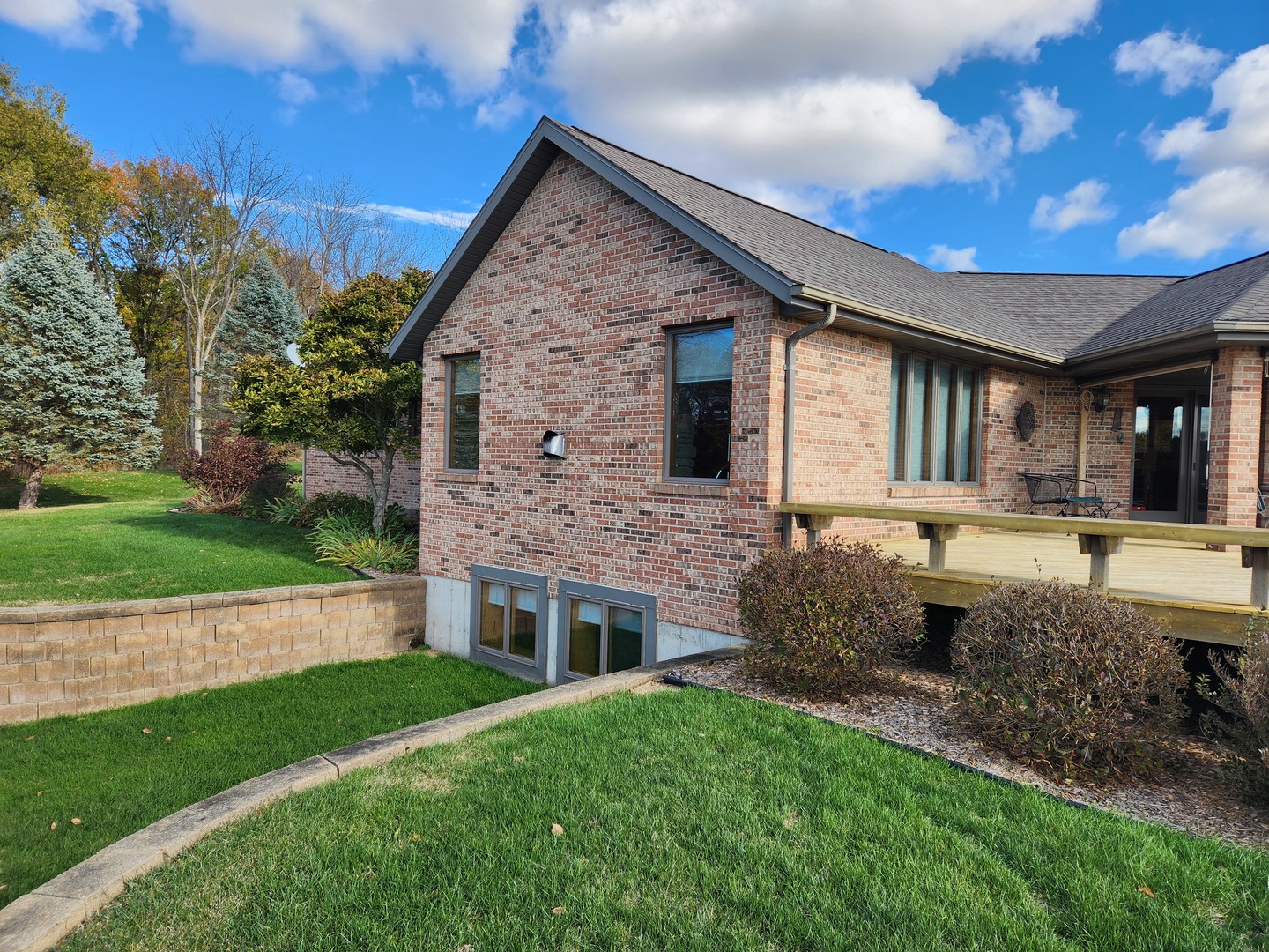16360 Spring Valley Road Morrison, IL 61270 - Photo 8 of 60 a front view of a house with garden