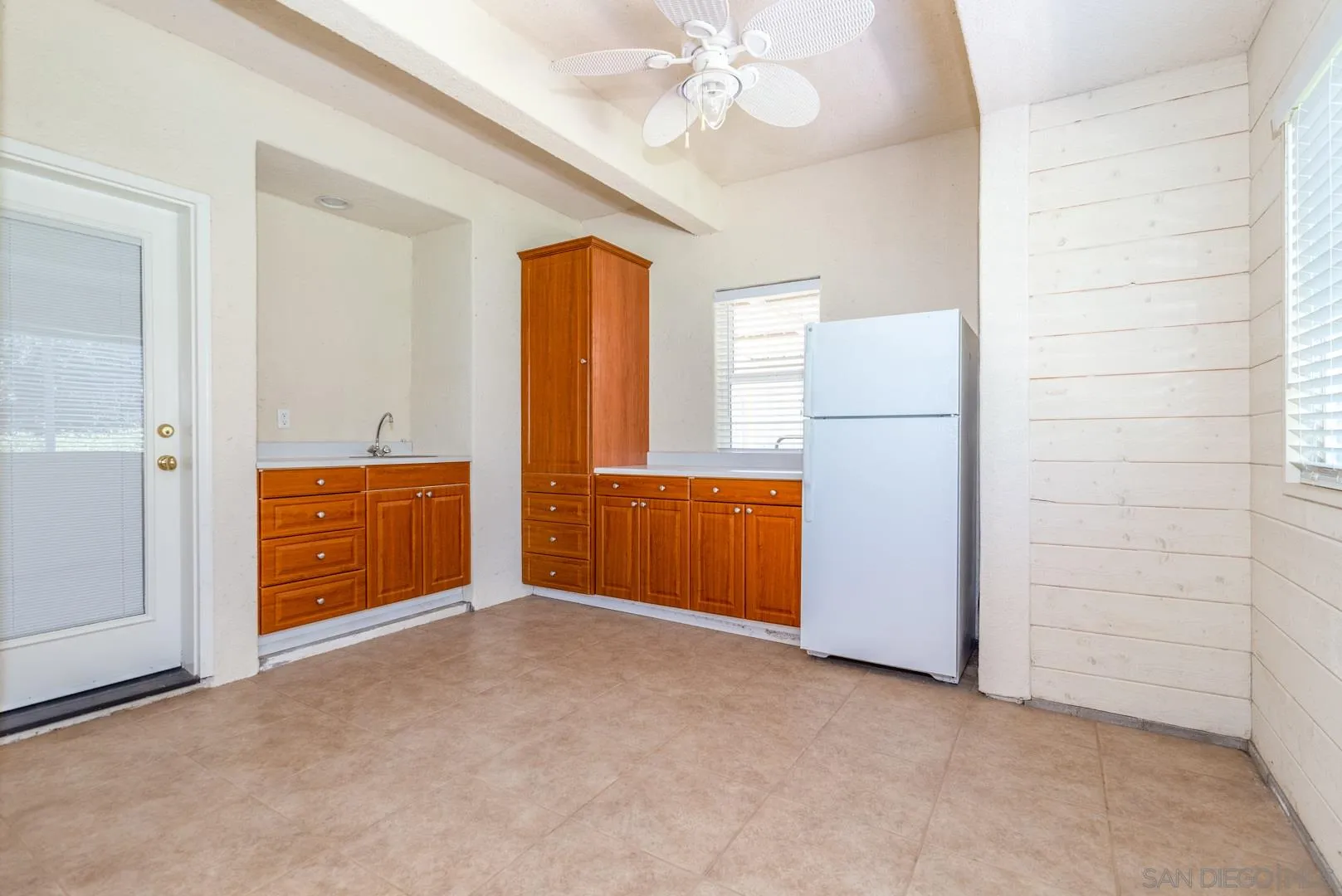 3880 Dos Ninos Road Fallbrook, CA 92028 - Photo 32 of 39 an empty room with windows and cabinet