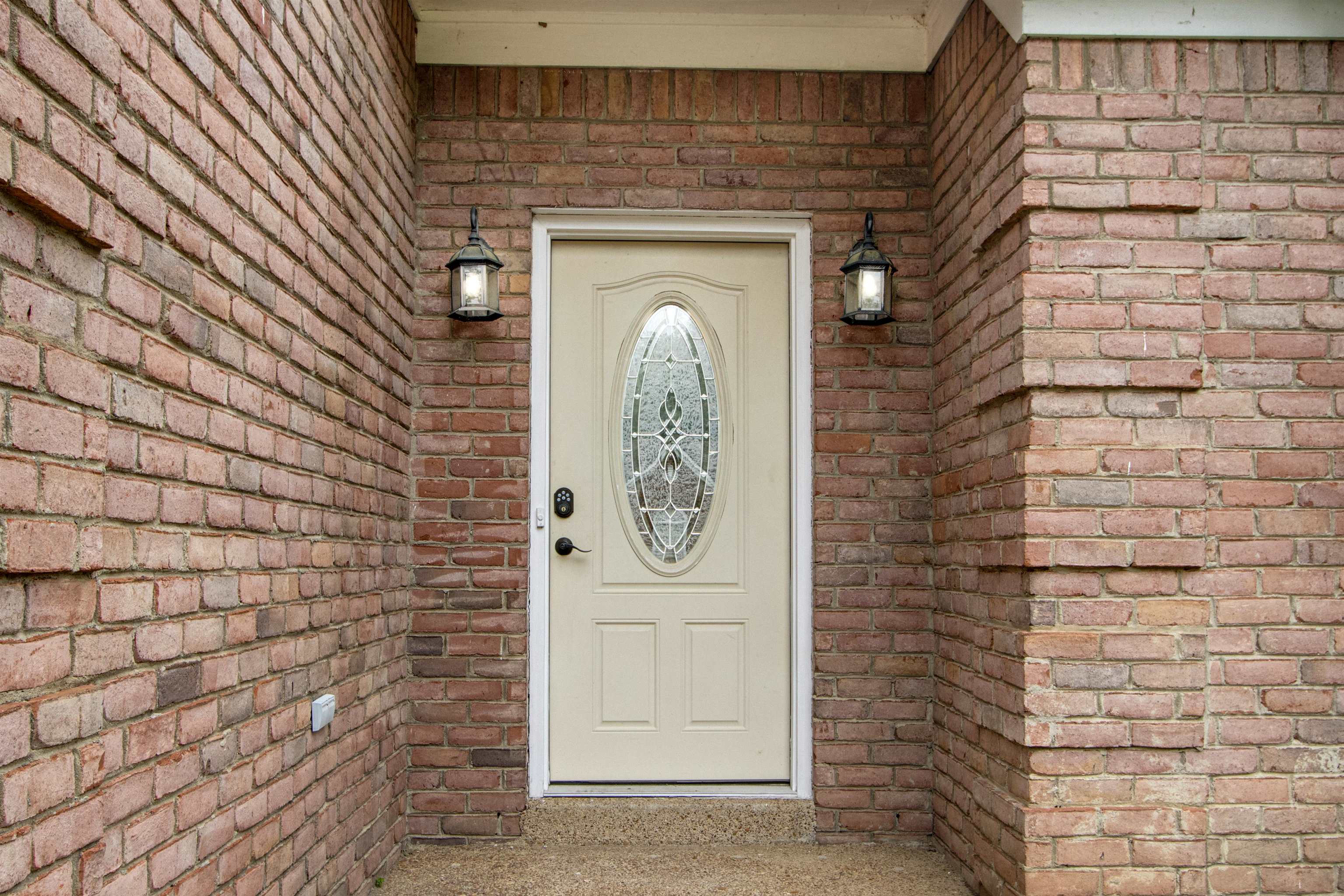 322 Walnut Trace Drive Memphis, TN 38018 - Photo 3 of 17 a front view of a house with a shower