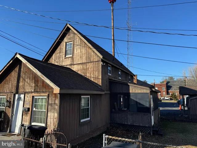 a view of walk in closet