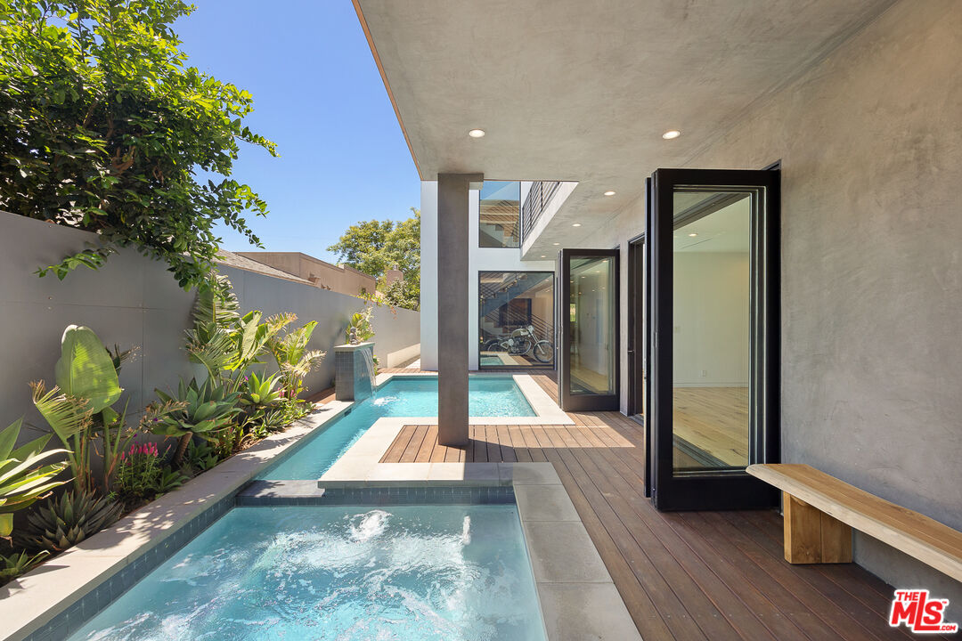 2624 Naples Avenue Venice, CA 90291 - Photo 14 of 38 a view of an entryway