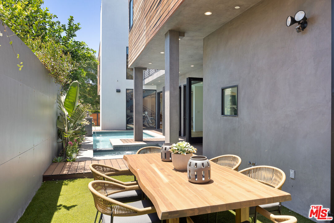 2624 Naples Avenue Venice, CA 90291 - Photo 15 of 38 a view of a dining room with furniture and wooden floor