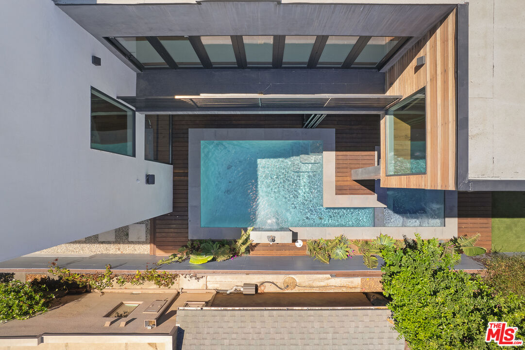 2624 Naples Avenue Venice, CA 90291 - Photo 16 of 38 a front view of a house with garden
