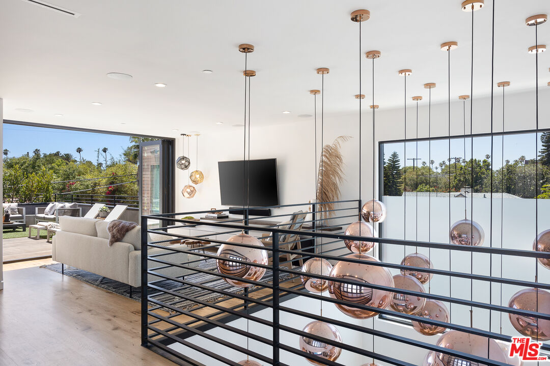 2624 Naples Avenue Venice, CA 90291 - Photo 18 of 38 a living room with furniture
