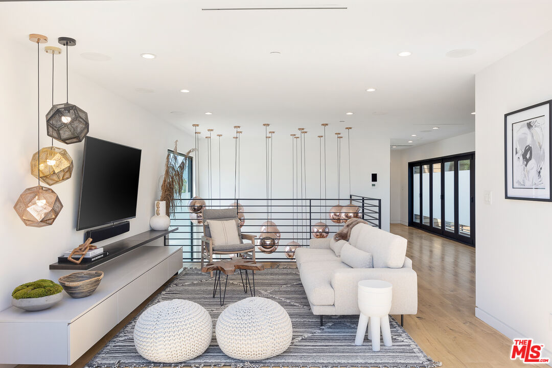 2624 Naples Avenue Venice, CA 90291 - Photo 19 of 38 a living room with furniture and a flat screen tv