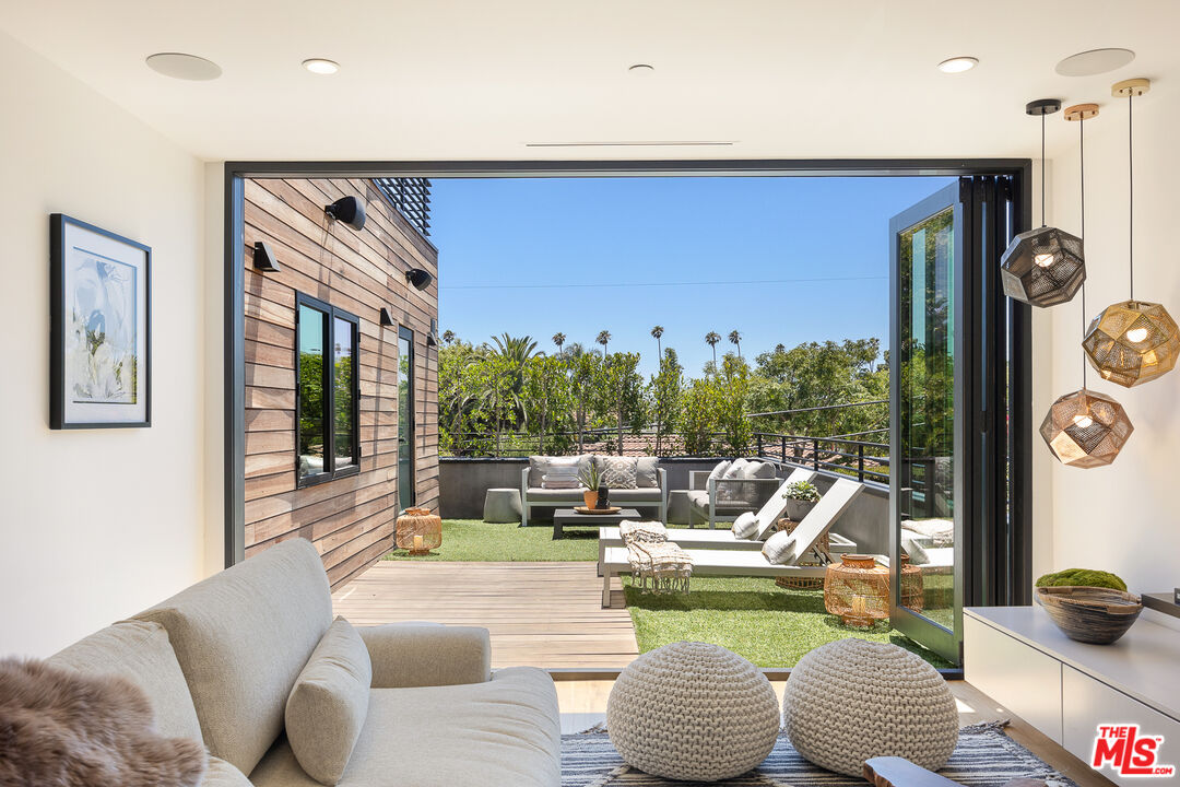 2624 Naples Avenue Venice, CA 90291 - Photo 20 of 38 a living room with furniture and a large window