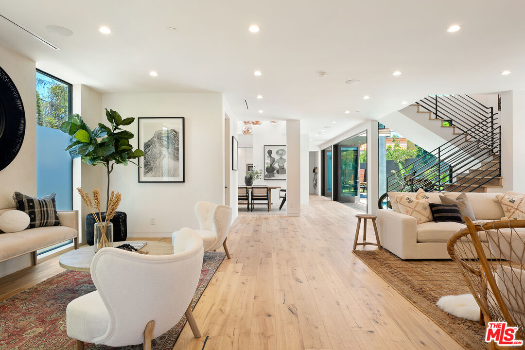 2624 Naples Avenue Venice, CA 90291 - Photo 2 of 38 a living room with furniture and a large window