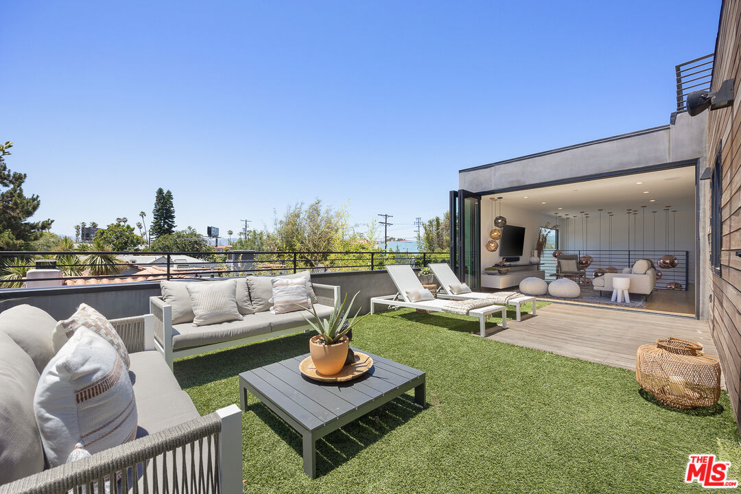 2624 Naples Avenue Venice, CA 90291 - Photo 21 of 38 a swimming pool with outdoor seating and city view