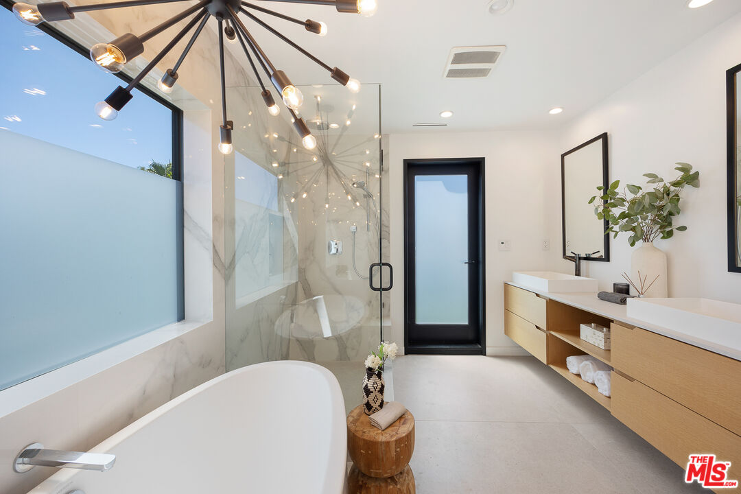 2624 Naples Avenue Venice, CA 90291 - Photo 25 of 38 a bathroom with a tub sink mirror and toilet