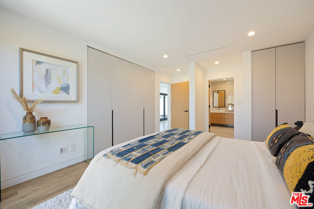 2624 Naples Avenue Venice, CA 90291 - Photo 27 of 38 a bedroom with a bed and a chandelier