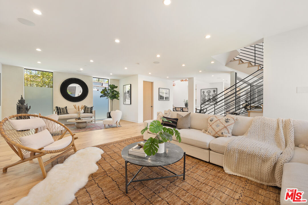 2624 Naples Avenue Venice, CA 90291 - Photo 3 of 38 a living room with furniture and a large window