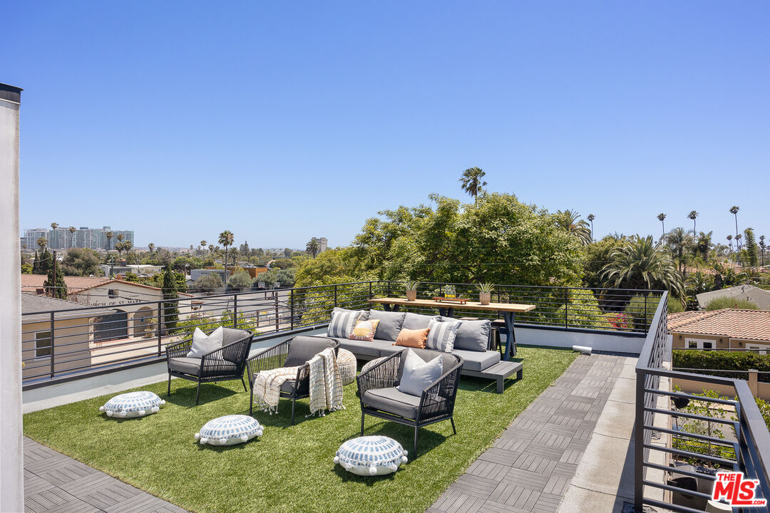 2624 Naples Avenue Venice, CA 90291 - Photo 32 of 38 a view of a patio with couches table and chairs