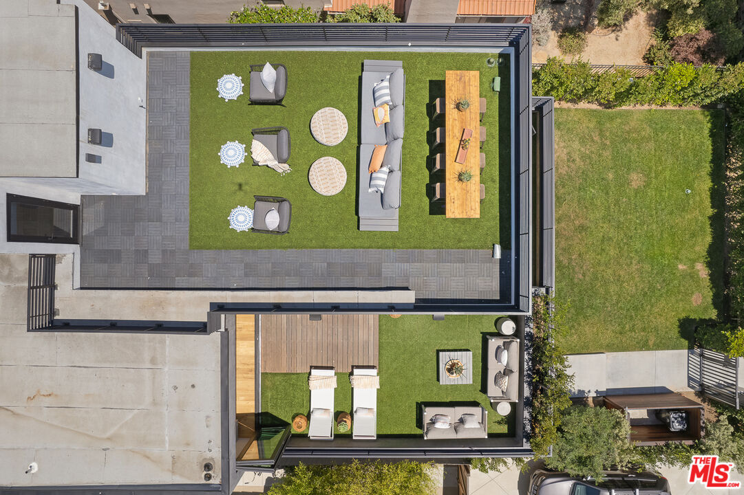 2624 Naples Avenue Venice, CA 90291 - Photo 36 of 38 a sign that is on the side of a building