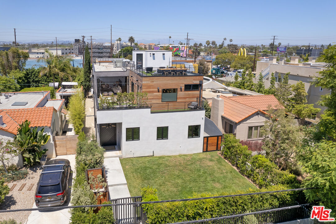2624 Naples Avenue Venice, CA 90291 - Photo 38 of 38 a aerial view of a house with a garden and plants