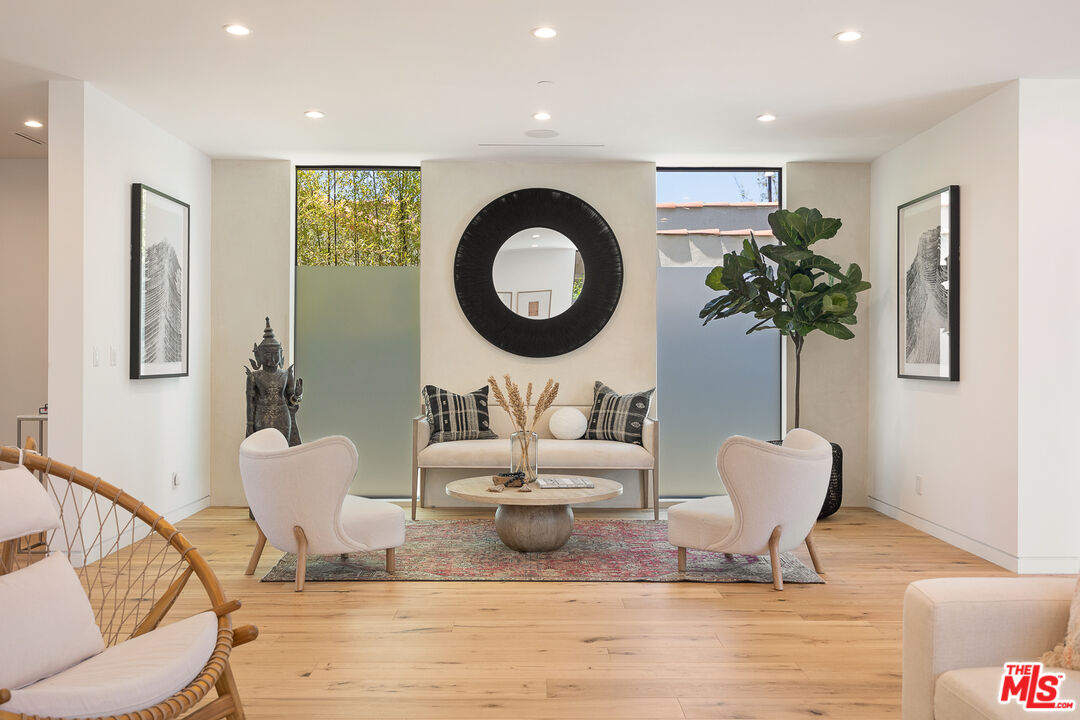 2624 Naples Avenue Venice, CA 90291 - Photo 4 of 38 a living room with furniture and a potted plant