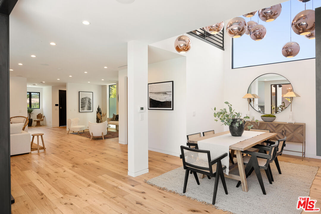 2624 Naples Avenue Venice, CA 90291 - Photo 10 of 38 a view of a dining room with furniture and wooden floor
