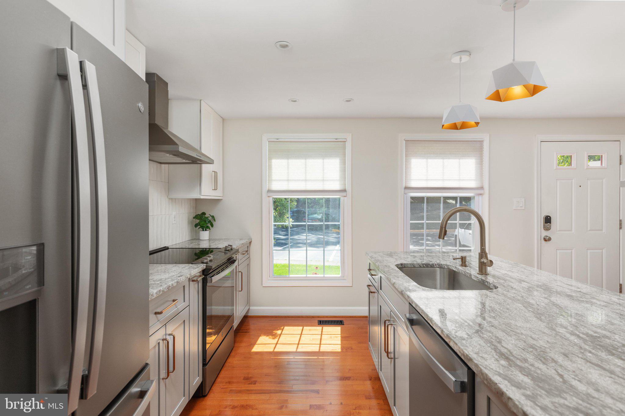 10927 Harpers Square Court Reston, VA 20191 - Photo 5 of 43 2E6A2642_10927 Harpers Square Ct - Absolute Altitu