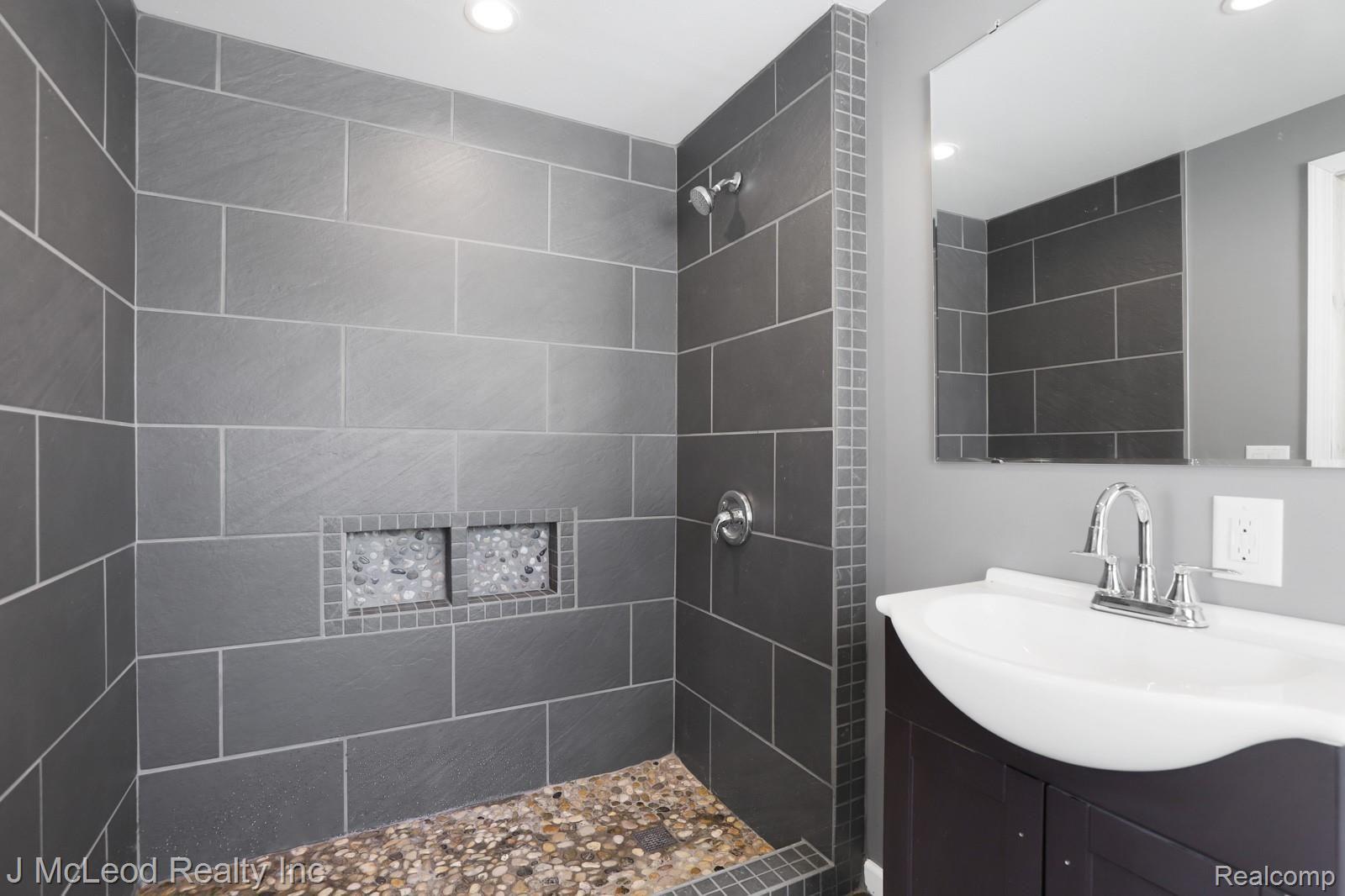 3530 Roosevelt Street Saginaw, MI 48604 - Photo 12 of 32 3530 Roosevelt 48604-12.jpg
