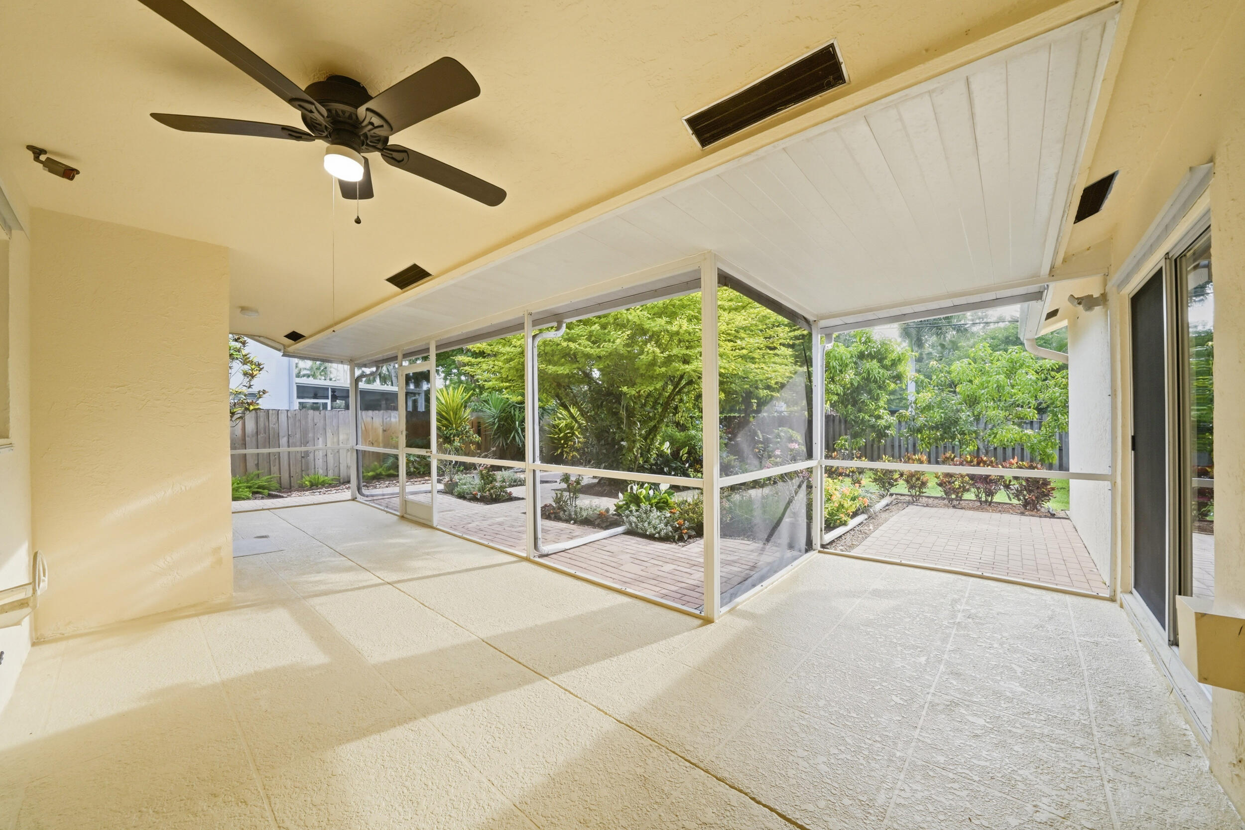 5787 Southwest 57th Way Davie, FL 33314 - Photo 2 of 40 184