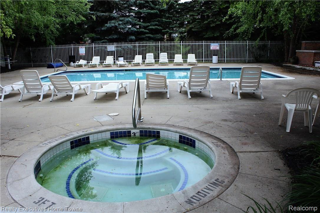 1610 O'Neil Circle Rochester, MI 48307 - Photo 44 of 49 Hot tub!