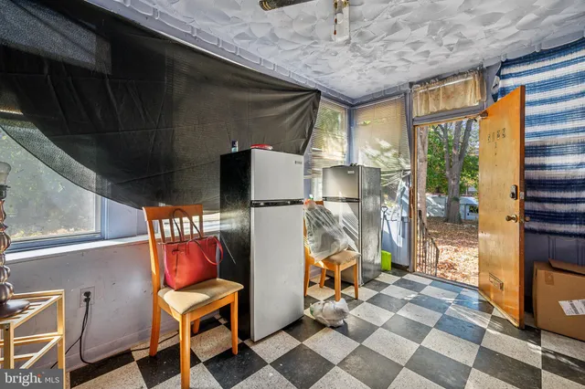 a view of entryway with furniture