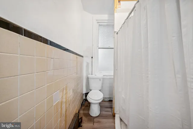 a bathroom with a toilet and a shower