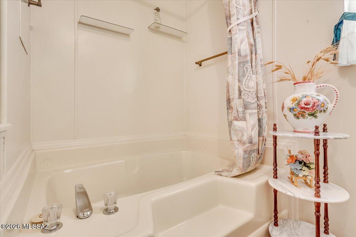 5840 West Flying W Street Tucson, AZ 85713 - Photo 20 of 38 a bathroom with a bathtub a sink a toilet and shower