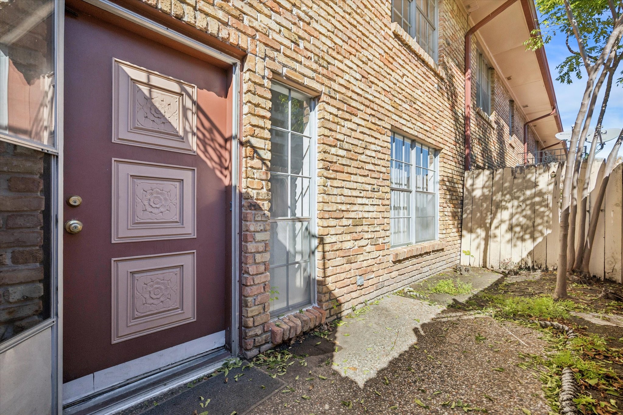 7600 Burgoyne Road, Unit 143 Houston, TX 77063 - Photo 12 of 17 a front view of a house