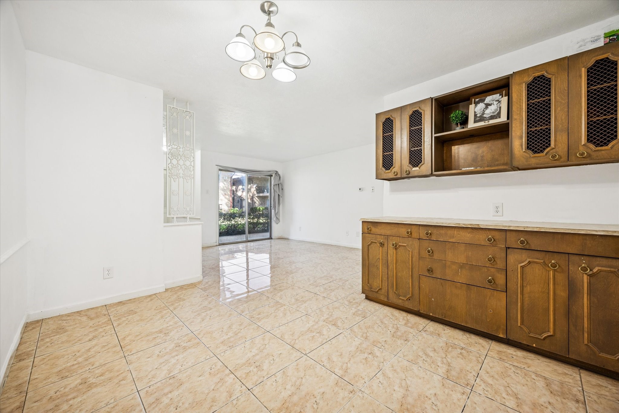 7600 Burgoyne Road, Unit 143 Houston, TX 77063 - Photo 4 of 17 a spacious bathroom with a granite countertop sink and dishwasher