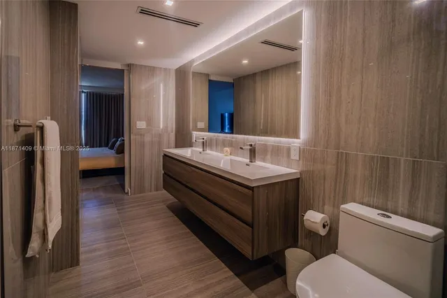 a en suite bathroom with a toilet sink and mirror