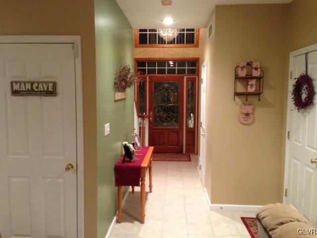 2954 Oakland Road Bethlehem, PA 18017 - Photo 2 of 27 Gallery Image 2